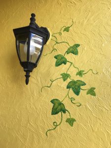 電灯と葉の外壁
