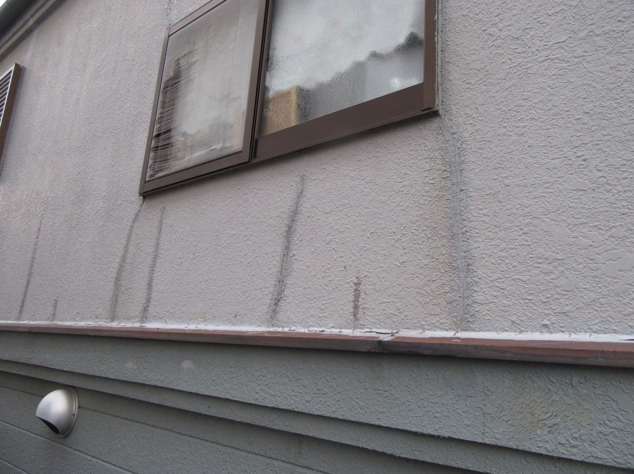 外壁のひび割れは劣化のサイン！4つの原因と補修方法・費用相場