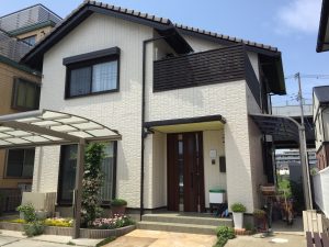 白とパステルカラーの家