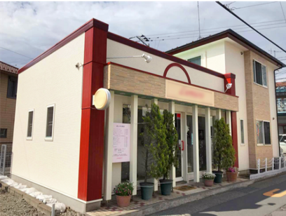 差し色が赤い外壁