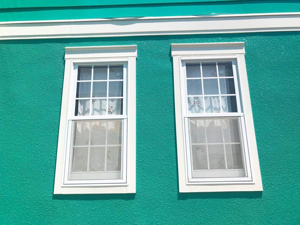 白い窓サッシ