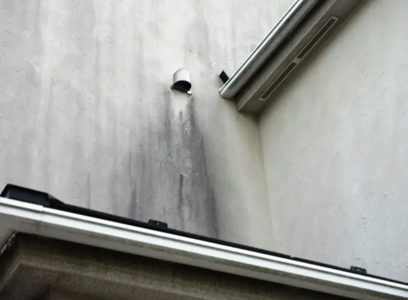 素敵な白い家を維持 白外壁の 汚れが目立つ を解消する3つの方法