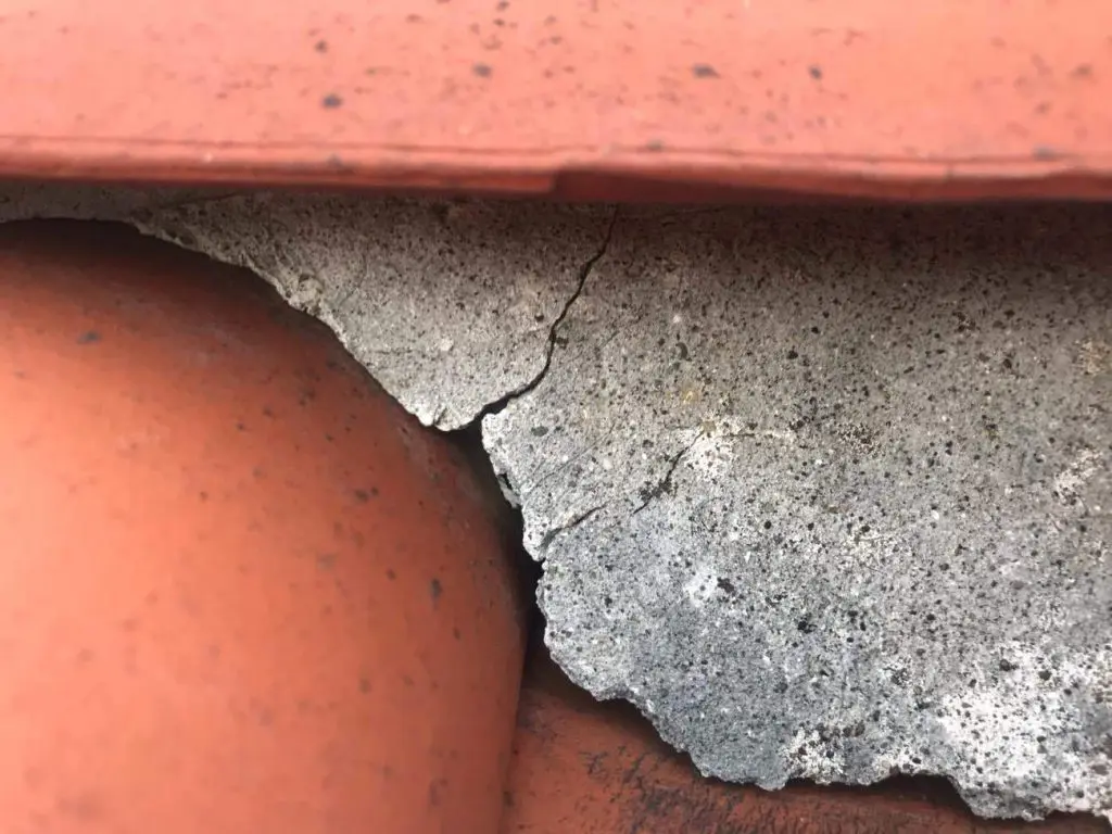 瓦の漆喰 しっくい とは 補修すべき劣化症状と費用相場を徹底解説