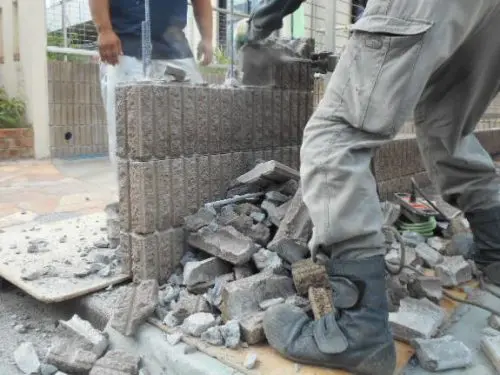 ブロック塀の修理はプロに依頼！症状別の費用から施工法を徹底ガイド