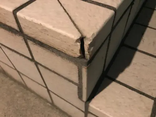 DIYで玄関タイルの補修！方法と必要な材料、費用相場まで徹底解説