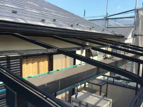 台風でベランダの屋根が飛んだ時の3つの対処と修理費用相場を解説