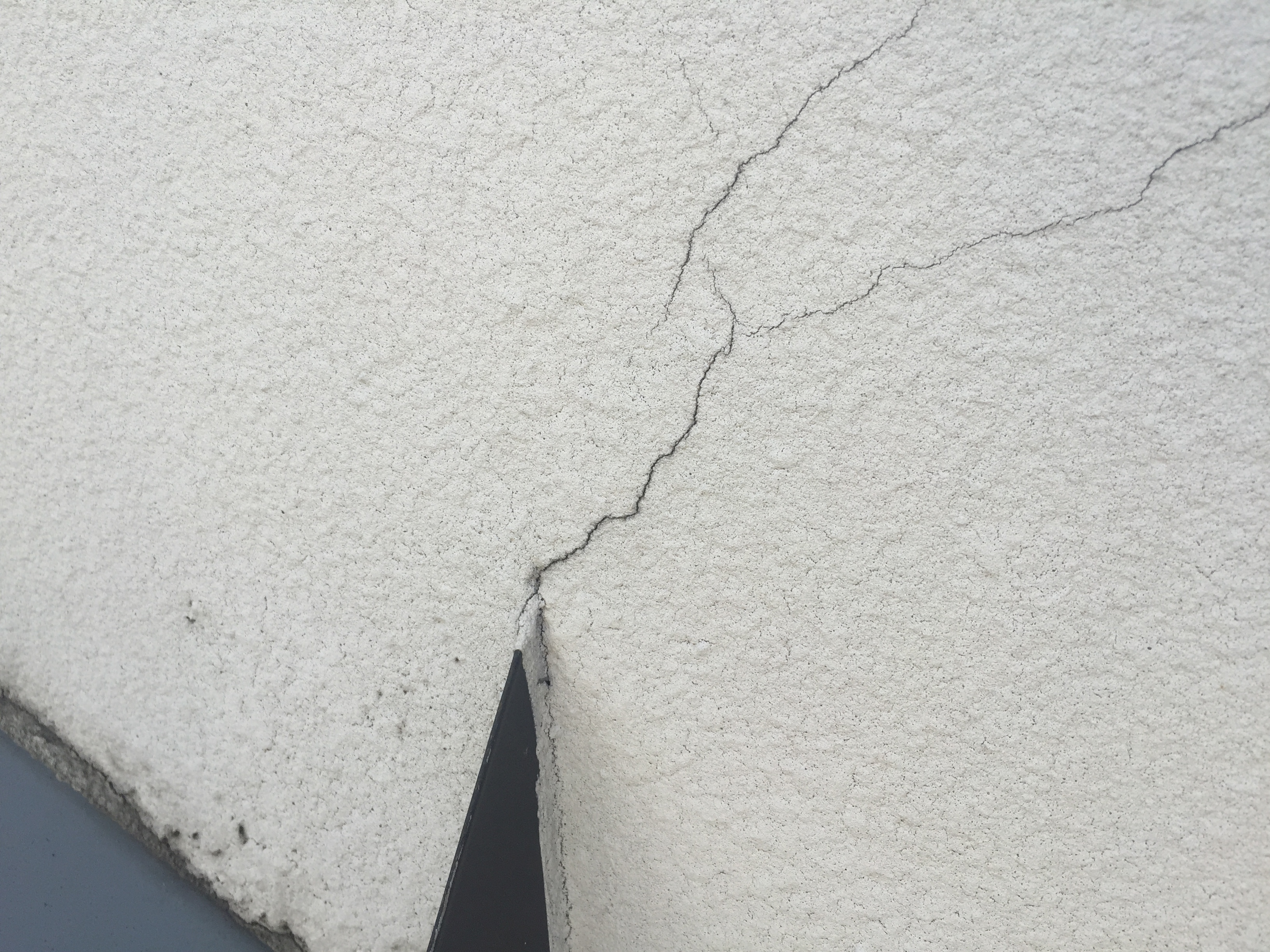 地震で外壁にひび割れが 保険申請と危険度1 3レベル修繕方法