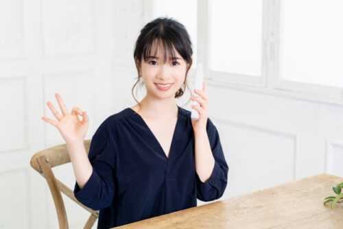 電話中の女性
