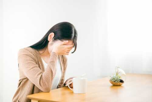 落ち込んでいる女性