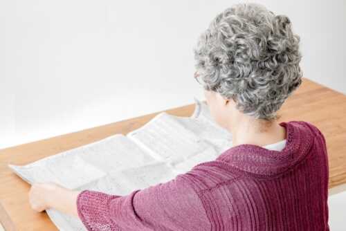 新聞を読む女性