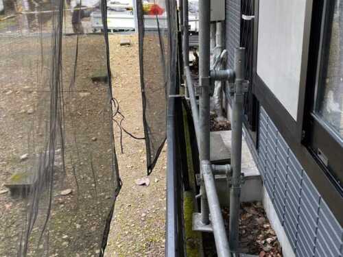 紐がほどけたメッシュシート
